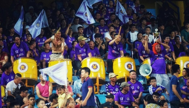 Báo Thái lại choáng với hình ảnh và số lượng khán giả tại V League bao thai lai choang voi hinh anh va so luong khan gia tai v league