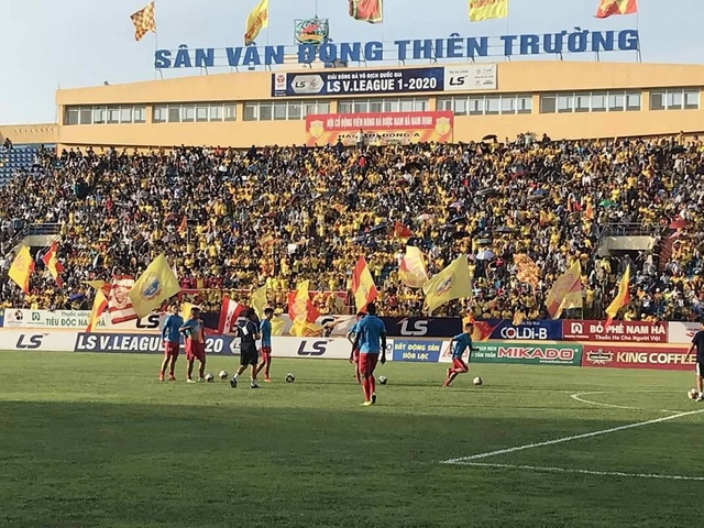 Báo Thái lại choáng với hình ảnh và số lượng khán giả tại V League bao thai lai choang voi hinh anh va so luong khan gia tai v league