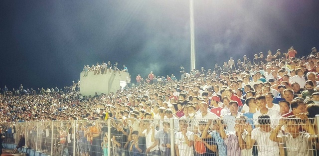 Báo Thái lại choáng với hình ảnh và số lượng khán giả tại V League bao thai lai choang voi hinh anh va so luong khan gia tai v league