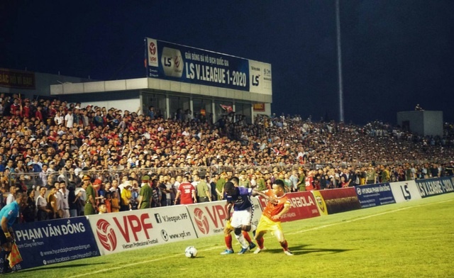 Báo Thái lại choáng với hình ảnh và số lượng khán giả tại V League bao thai lai choang voi hinh anh va so luong khan gia tai v league