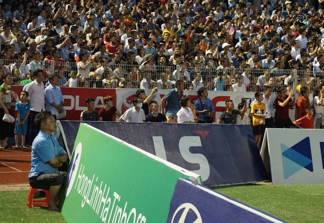 bao thai lai choang voi hinh anh va so luong khan gia tai v league