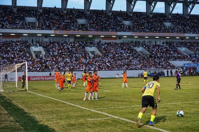 Báo Thái lại choáng với hình ảnh và số lượng khán giả tại V League bao thai lai choang voi hinh anh va so luong khan gia tai v league