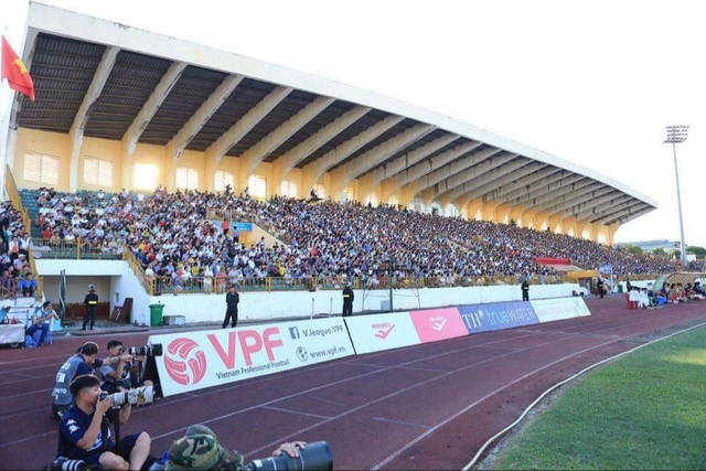 Báo Thái lại choáng với hình ảnh và số lượng khán giả tại V League bao thai lai choang voi hinh anh va so luong khan gia tai v league