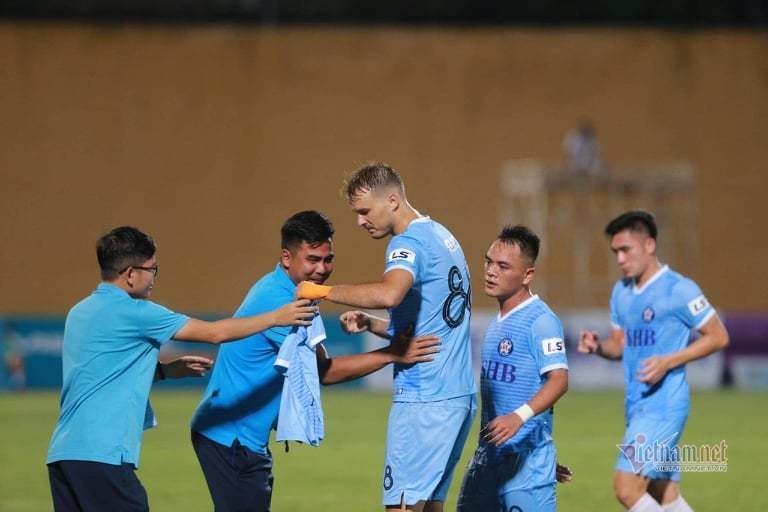 v league hoan vo thoi han da nang thiet quan luat trong tam dich covid 19