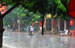 Dự báo thời tiết đêm nay và ngày mai (29-30/7): Chiều tối, đêm có mưa rào và dông rải rác. Miền Bắc trưa chiều nắng gián đoạn