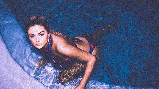 Ca sĩ Selena Gomez tự tin thực hiện loạt ảnh với đồ bơi tự thiết kế