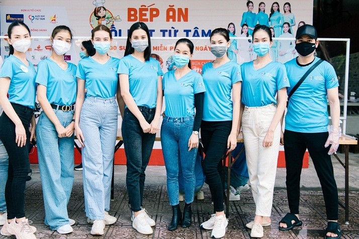 Câu lạc bộ 'Suối mát từ tâm' do 'bà trùm hoa hậu' Phạm Kim Dung (thứ 4 từ phải sang) sáng lập. Trong giai đoạn khó khăn vì Covid-19 bùng phát tại TP HCM, chị quyết định cùng các thành viên là hoa hậu, á hậu tổ chức chiến dịch phát cơm cho người dân có hoàn cảnh khó khăn. Câu lạc bộ 'Suối mát từ tâm' do 'bà trùm hoa hậu' Phạm Kim Dung (thứ 4 từ phải sang) sáng lập. Trong giai đoạn khó khăn vì Covid-19 bùng phát tại TP HCM, chị quyết định cùng các thành viên là hoa hậu, á hậu tổ chức chiến dịch phát cơm cho người dân có hoàn cảnh khó khăn.