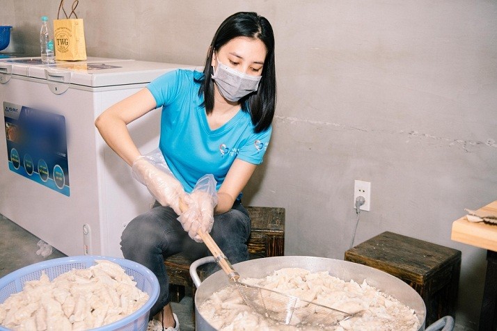 Covid-19: Dàn hoa hậu, á hậu tại TP. Hồ Chí Minh nấu cơm từ thiện Covid-19: Dàn hoa hậu, á hậu tại TP. Hồ Chí Minh nấu cơm từ thiện