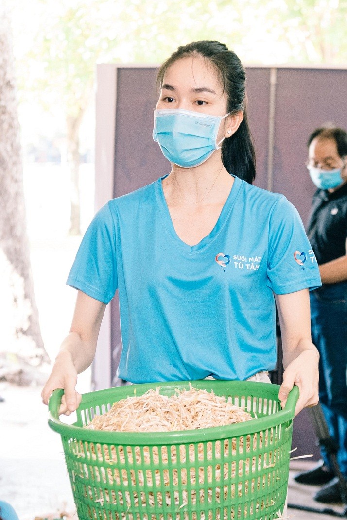 Covid-19: Dàn hoa hậu, á hậu tại TP. Hồ Chí Minh nấu cơm từ thiện Covid-19: Dàn hoa hậu, á hậu tại TP. Hồ Chí Minh nấu cơm từ thiện