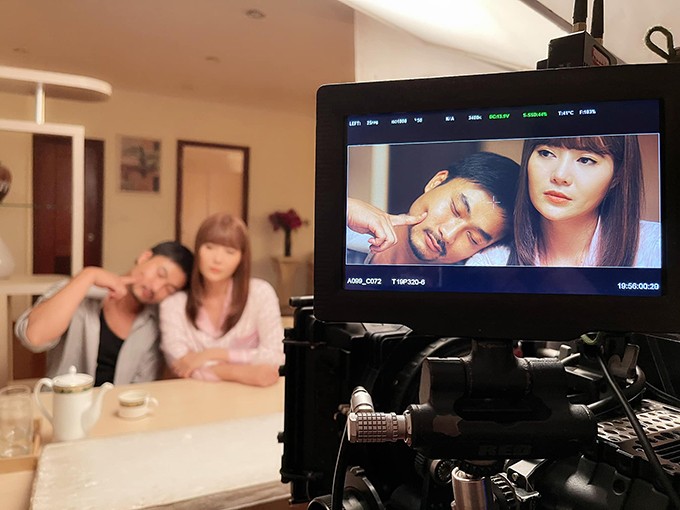 Trong phim 'Mùa hoa tìm lại', Thanh Hương vào vai Lệ - một người phụ nữ truân chuyên từng phải bỏ làng đi vì bị vu oan ăn cắp, chơi bời. Những năm tháng bươn chải ở xứ người, cô làm nhiều nghề để kiếm sống và nhận mang thai hộ để có khoản tiền lớn chữa bệnh tim cho bà. Trở về làng sau 10 năm lưu lạc, Lệ muốn tận hưởng những ngày tháng bình yên bên gia đình nhưng lại phải hứng chịu con mắt soi mói, coi thường của người đời. Trong khi đó, Duy Hưng vào vai Đồng - một ông bố đơn thân khắc nghiệt, cục cằn, khó tính và ác cảm với phụ nữ vì từng bị vợ phản bội.