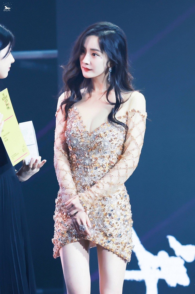 Dương Mịch tự tin khoe đôi chân đắt giá