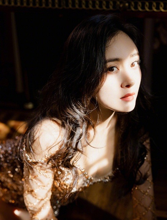 Dương Mịch tự tin khoe đôi chân đắt giá