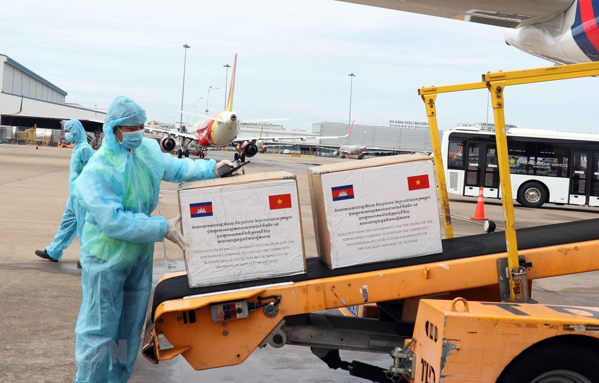Tiếp nhận lô hàng do Campuchia hỗ trợ Việt Nam chống dịch COVID-19