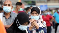 Indonesia: Người đàn ông mắc Covid-19 cải trang thành vợ để lên máy bay