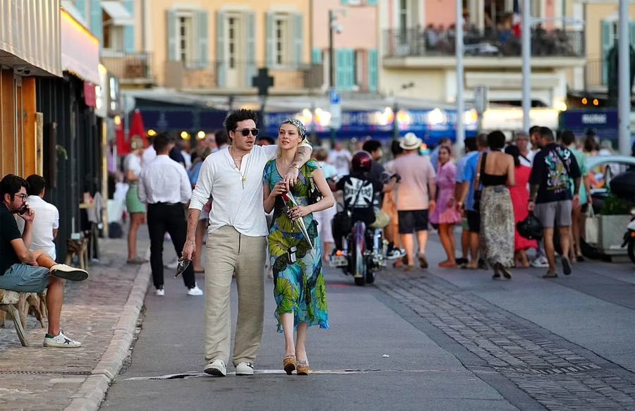 Vì bận rộn với công việc, Brooklyn và Nicola mới cùng nhau đi trăng mật những ngày cuối tháng 6, hơn hai tháng sau lễ cưới đình đám.