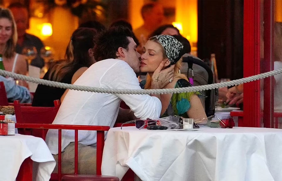 Khoảnh khắc làng mạn của cặp vợ chồng trẻ khi ngồi trong nhà hàng.