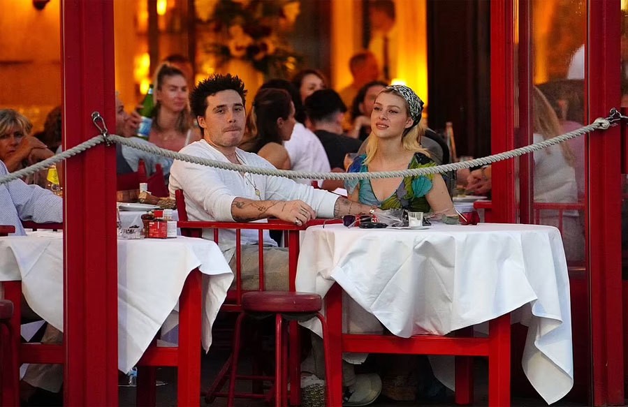 Brooklyn và người đẹp hơn 4 tuổi bắt đầu hẹn hò từ cuối năm 2019. Sau 8 tháng bên nhau, đôi trẻ quyết định đính hôn. Vợ chồng Brooklyn lên kế hoạch cưới vào mùa thu 2020 nhưng hoãn lại tới tháng 4 năm nay vì đại dịch diễn biến phức tạp.