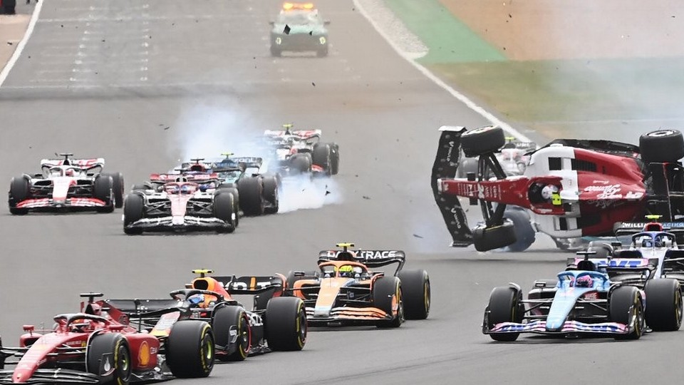 Anh: Tay đua người Trung Quốc vẫn tỉnh táo sau tai nạn kinh hoàng