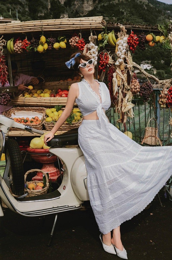 Trong chuyến du lịch châu Âu, Lý Nhã Kỳ tranh thủ thực hiện nhiều bộ ảnh street style khoe phong cách hợp mốt với các bối cảnh cuốn hút. Bên cạnh những món hàng hiệu đắt tiền, hoa tai giá 'hạt dẻ' được cô mix-match ăn ý trên từng set đồ.