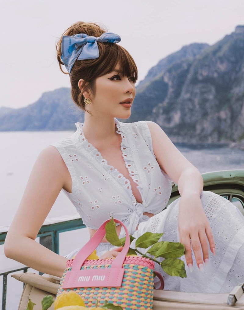 Dạo phố Italy, Lý Nhã Kỳ kết hợp trang sức bình dân và phụ kiện hàng hiệu