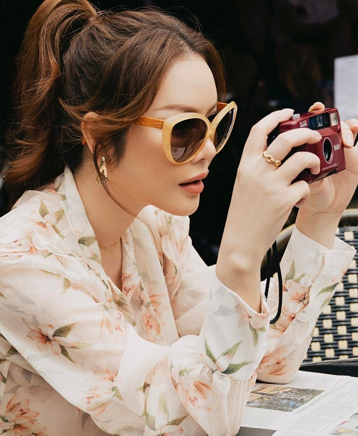 Dạo phố Italy, Lý Nhã Kỳ kết hợp trang sức bình dân và phụ kiện hàng hiệu