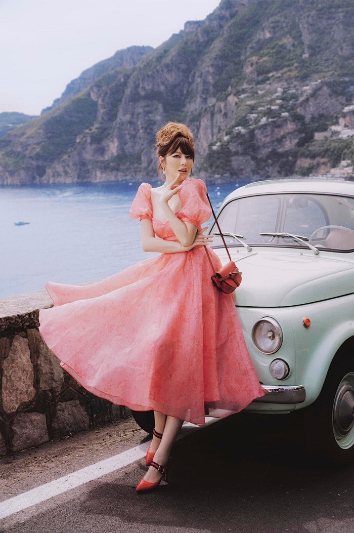 Dạo phố Italy, Lý Nhã Kỳ kết hợp trang sức bình dân và phụ kiện hàng hiệu