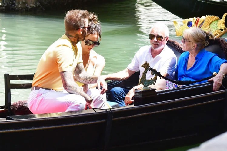 Truyền thông Anh cho biết chuyến đi tới Italy nằm trong tour châu Âu kỷ niệm 23 năm ngày cưới của vợ chồng sao Anh. Tuy nhiên, hai người không đi riêng mà có bố mẹ và hai em của Vic đồng hành.