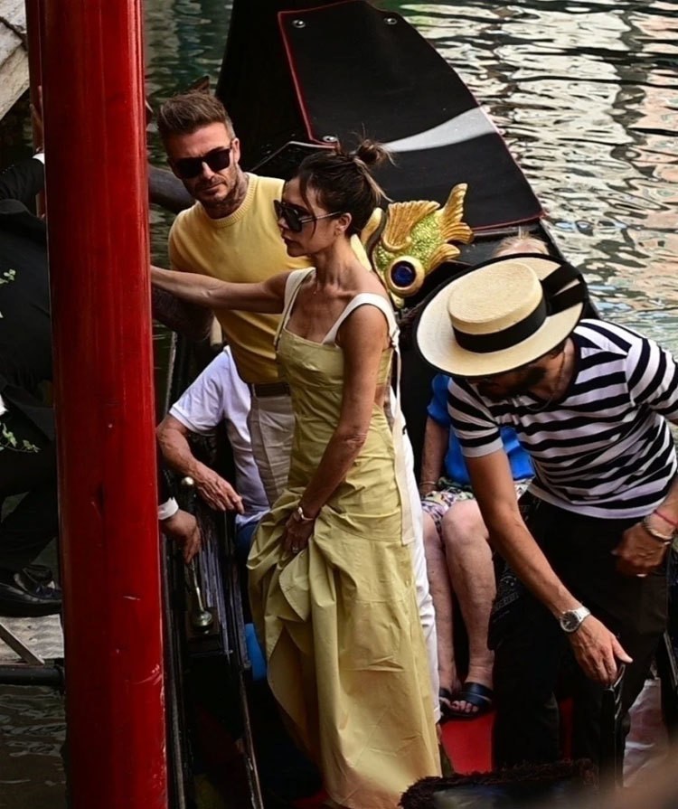 Vợ chồng Becks được khen phong cách và trẻ trung với trang phục đồng điệu khi đi chơi.