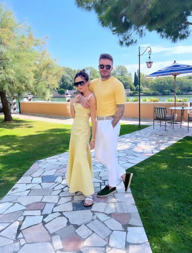 Trên trang cá nhân, Vic đăng khoảnh khắc tình cảm của hai vợ chồng cùng chú thích: 'Vẫn mặc đồ đôi sau 23 năm'. Thời gian công khai hẹn hò và mới kết hôn, vợ chồng cựu thủ quân tuyển Anh nhiều lần gây chú ý khi mặc đồ ton sur ton.