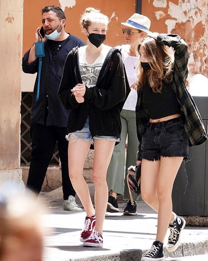 Italy: Angelina Jolie xinh đẹp cùng các con dạo chơi Rome