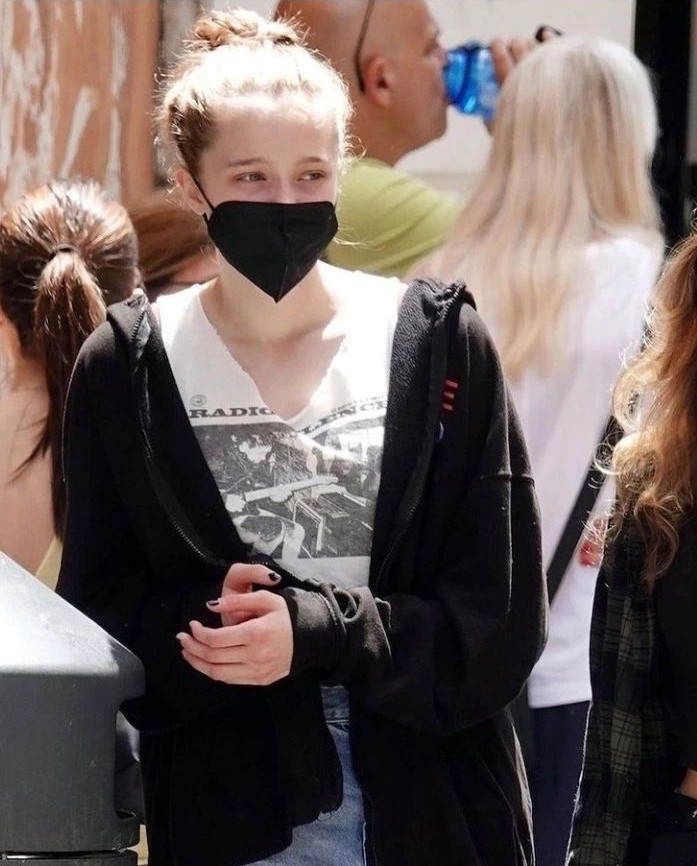 Italy: Angelina Jolie xinh đẹp cùng các con dạo chơi Rome