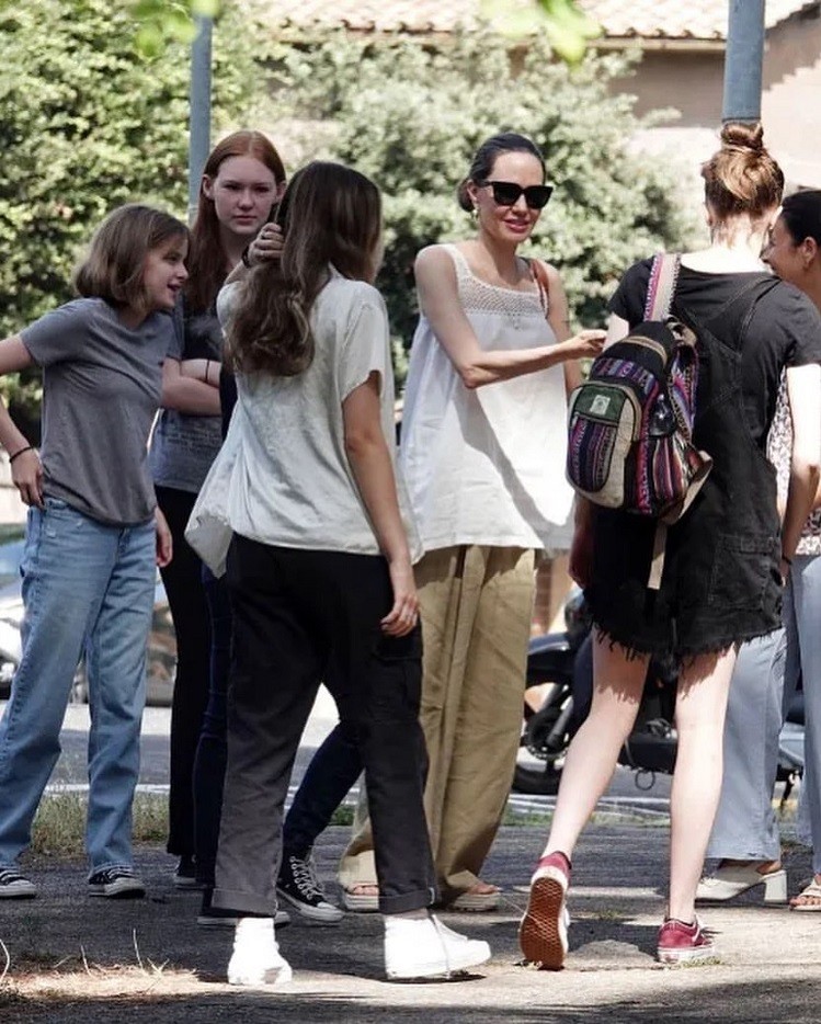 Italy: Angelina Jolie xinh đẹp cùng các con dạo chơi Rome