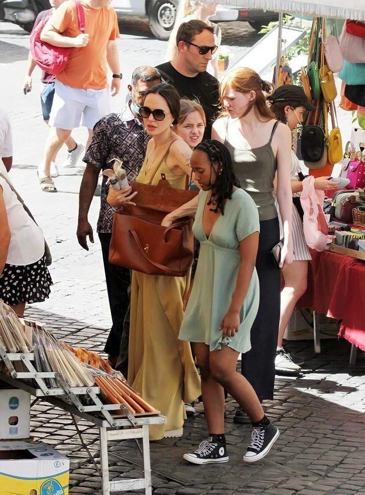 Italy: Angelina Jolie xinh đẹp cùng các con dạo chơi Rome