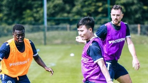 Người Việt tại Pháp tới sân tập Pau FC cổ vũ Quang Hải