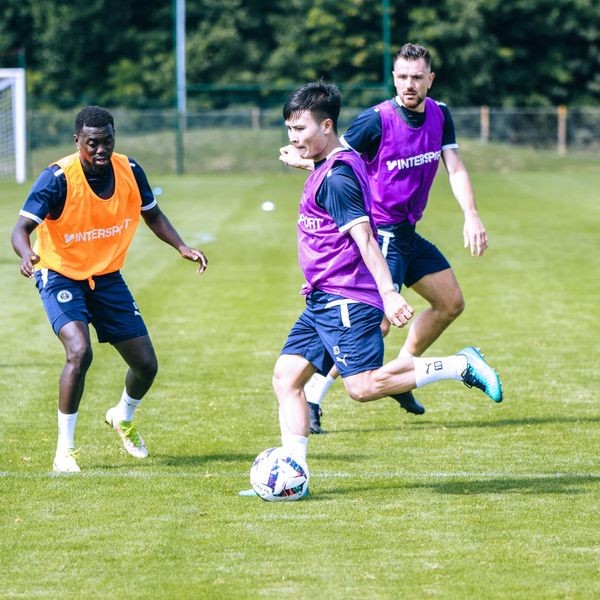 Người Việt tại Pháp tới sân tập Pau FC cổ vũ Quang Hải