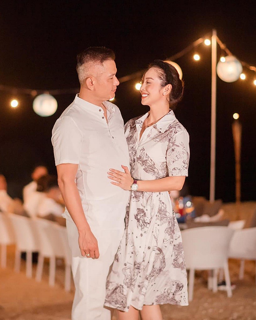 Jennifer Phạm và ông xã dành nhiều thời gian cho những chuyến nghỉ dưỡng hàng năm. Mỗi lần đi biển, hoa hậu bốn con luôn đầu tư trang phục đẹp mắt, ăn ý cho cả gia đình.