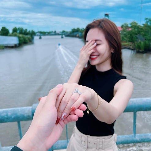 Jang Mi được bạn trai cầu hôn