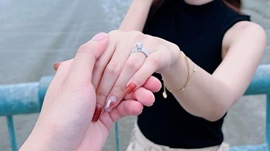 Ca sĩ Jang Mi được bạn trai cầu hôn