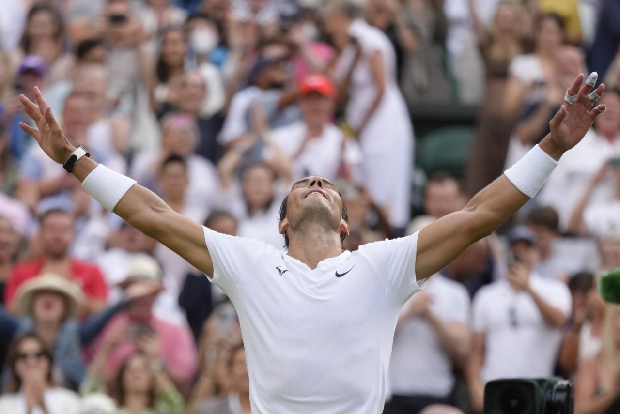 Rafael Nadal vượt qua chấn thương giành vé vào bán kết Wimbledon 2022