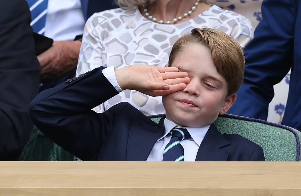 Những biểu cảm đáng yêu của Hoàng tử  khi cùng cha mẹ xem