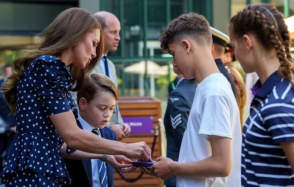 Những biểu cảm đáng yêu của Hoàng tử  khi cùng cha mẹ xem