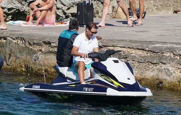 Rafael Nadal thoải mái đi nghỉ dưỡng tại quê nhà