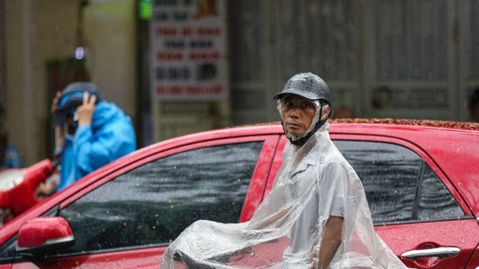 Dự báo thời tiết đêm nay và ngày mai (13-14/7): Cả nước mưa rào, dông rải rác và có mưa to cục bộ; mưa ở Trung Bộ diễn ra lúc chiều tối, đêm