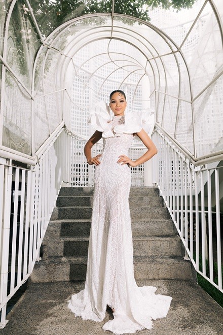 Hoa hậu H'Hen Niê gây sức hút tại họp báo nhờ cách chọn mặc mẫu váy lấy cảm hứng từ vẻ đẹp của hoa cafe. Hoa hậu H'Hen Niê gây sức hút tại họp báo nhờ cách chọn mặc mẫu váy lấy cảm hứng từ vẻ đẹp của hoa cafe.