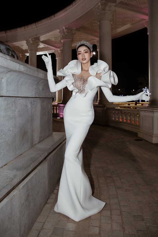 Hoa hậu Lương Thùy Linh khoe dáng gợi cảm trong thiết kế tựa như cánh hoa đang bừng nở. Đường bèo nhún mềm mại được kết hợp cùng vải xuyên thấu, kết cườm khiến trang phục cuốn hút hơn. Hoa hậu Lương Thùy Linh khoe dáng gợi cảm trong thiết kế tựa như cánh hoa đang bừng nở. Đường bèo nhún mềm mại được kết hợp cùng vải xuyên thấu, kết cườm khiến trang phục cuốn hút hơn.