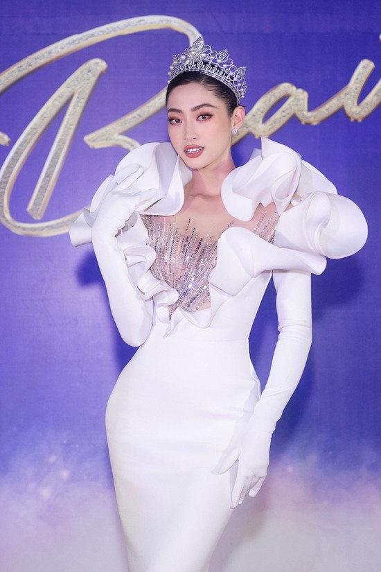 Váy đuôi cá ôm sát đường cong của mỹ nhân Cao Bằng kết hợp cùng găng tay ton-sur-ton tạo nên tổng thể hoàn hảo. Váy đuôi cá ôm sát đường cong của mỹ nhân Cao Bằng kết hợp cùng găng tay ton-sur-ton tạo nên tổng thể hoàn hảo.