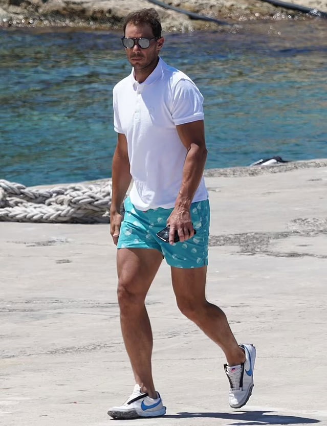 Sau khi tuyên bố rút lui khỏi bán kết Wimbledon 2022 hôm 7/7 vì chấn thương, Nadal trở về quê nhà Tây Ban Nha, đi nghỉ ở đảo Formentera.