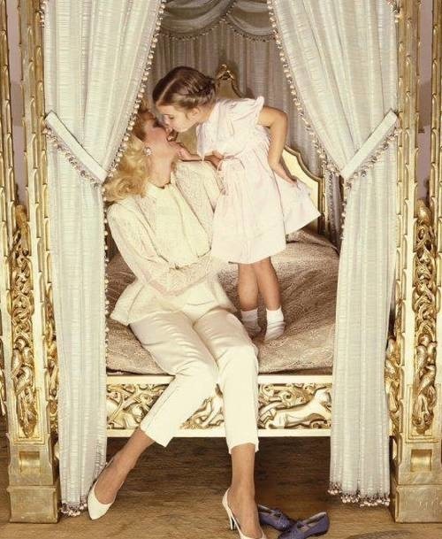 Ivanka Trump đăng ảnh thơ ấu tưởng nhớ mẹ