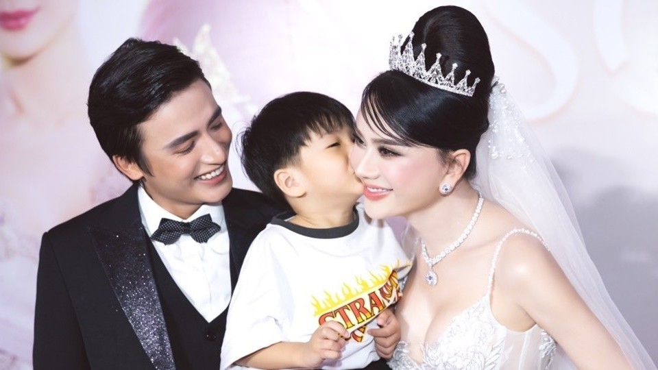 Lâm Khánh Chi xinh đẹp mặc váy cưới ra mắt phim mới