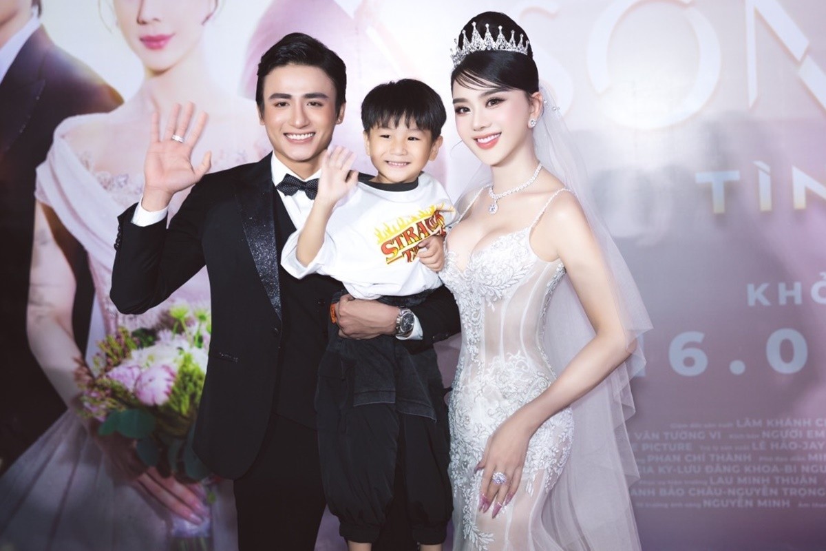 Diễn viên Song Duy (trái) giúp Lâm Khánh Chi ẵm bé Thiên Long. Ca sĩ cho biết cô chuẩn bị sẵn vest cho con trai nhưng bé bị sốt nhẹ sát giờ họp báo nên cô để con mặc trang phục thoải mái. Cậu nhóc bốn tuổi tỏ ra háo hức bởi đây là lần hiếm hoi theo mẹ dự sự kiện. Diễn viên Song Duy (trái) giúp Lâm Khánh Chi ẵm bé Thiên Long. Ca sĩ cho biết cô chuẩn bị sẵn vest cho con trai nhưng bé bị sốt nhẹ sát giờ họp báo nên cô để con mặc trang phục thoải mái. Cậu nhóc bốn tuổi tỏ ra háo hức bởi đây là lần hiếm hoi theo mẹ dự sự kiện.